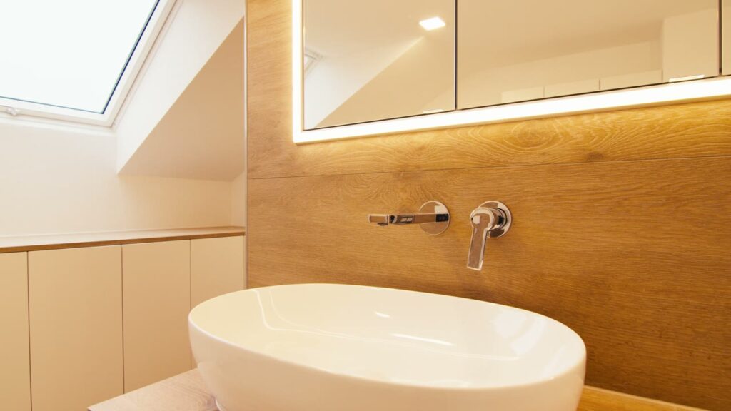 Modernisiertes Badezimmer mit Holzwand und Waschbecken