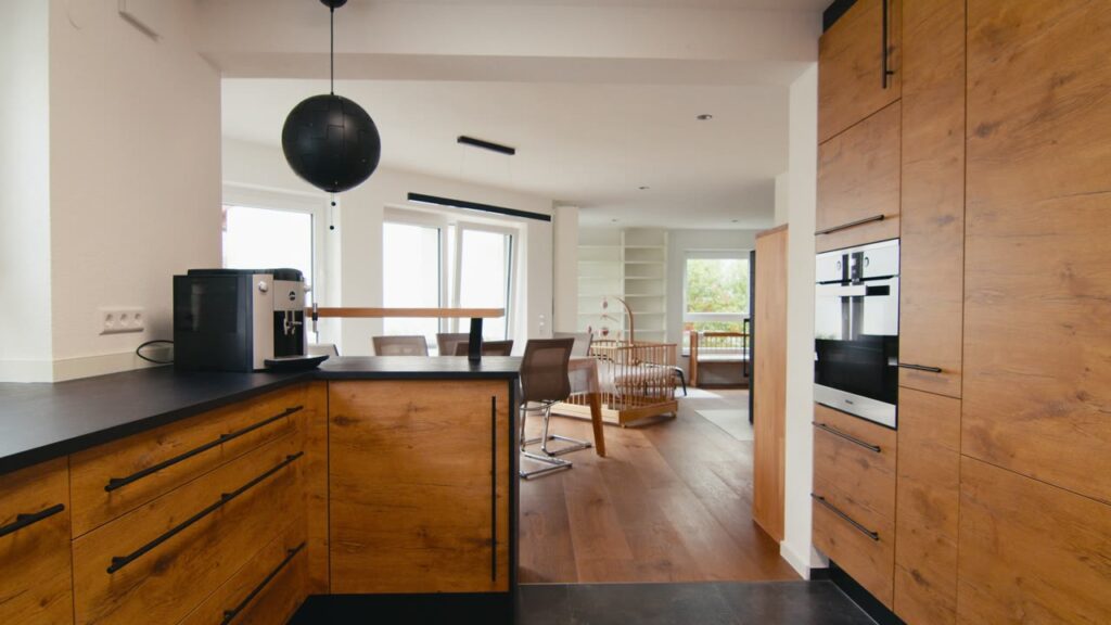 Moderne Wohnküche mit Holzfronten nach der Modernisierung